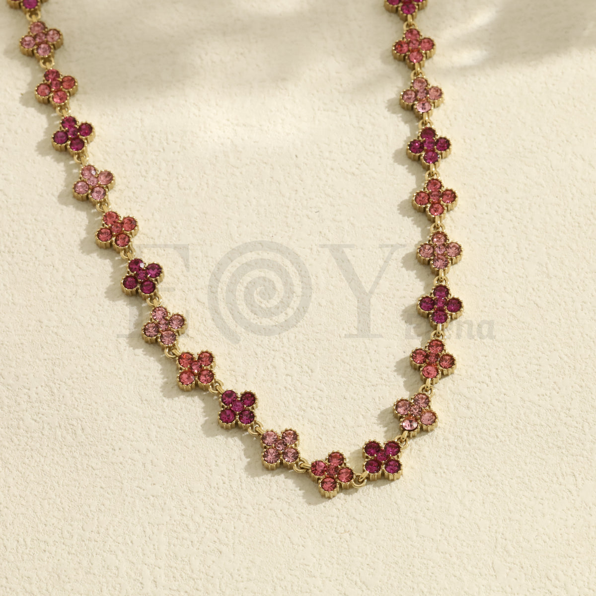 Collar trébol color acero
