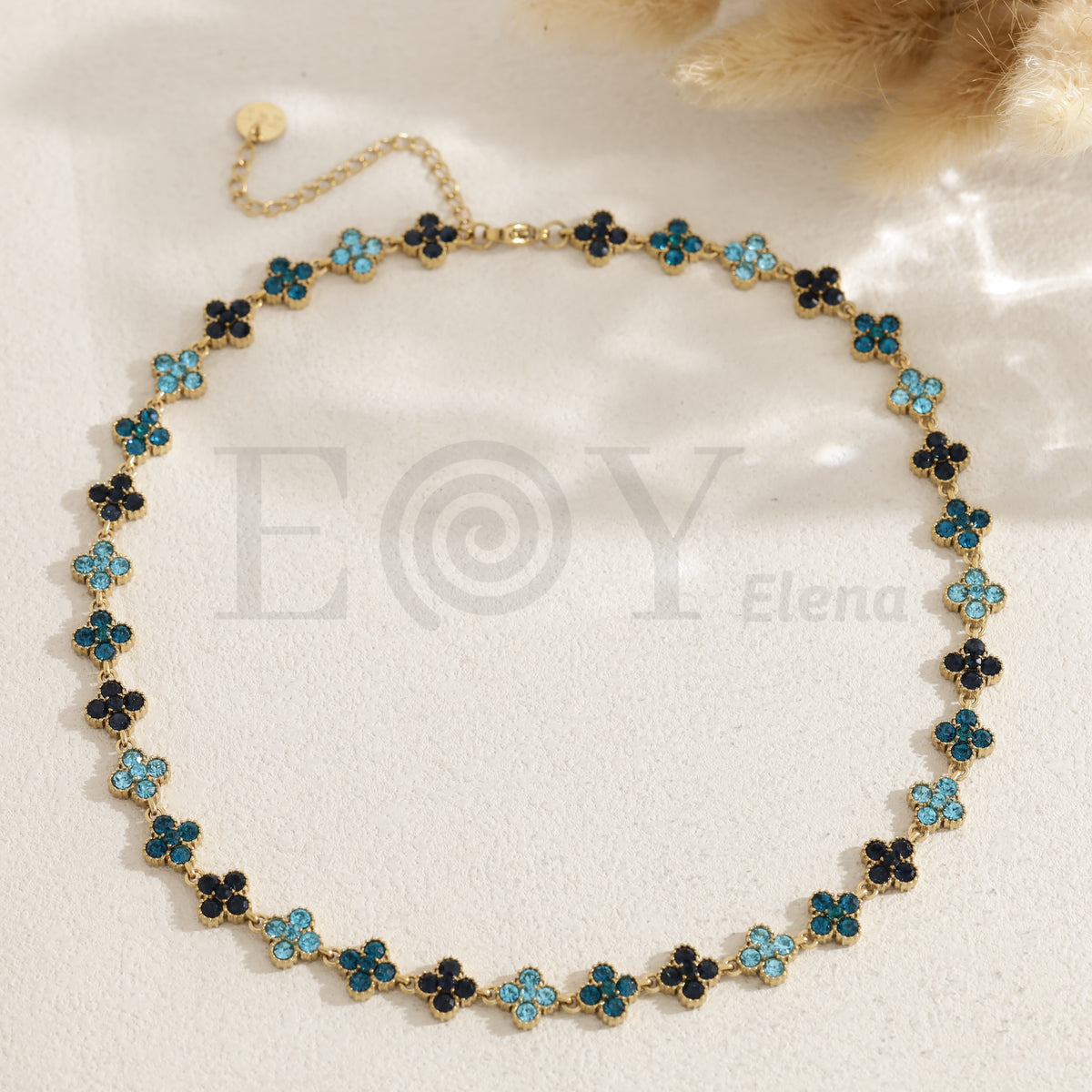 Collar trébol color acero