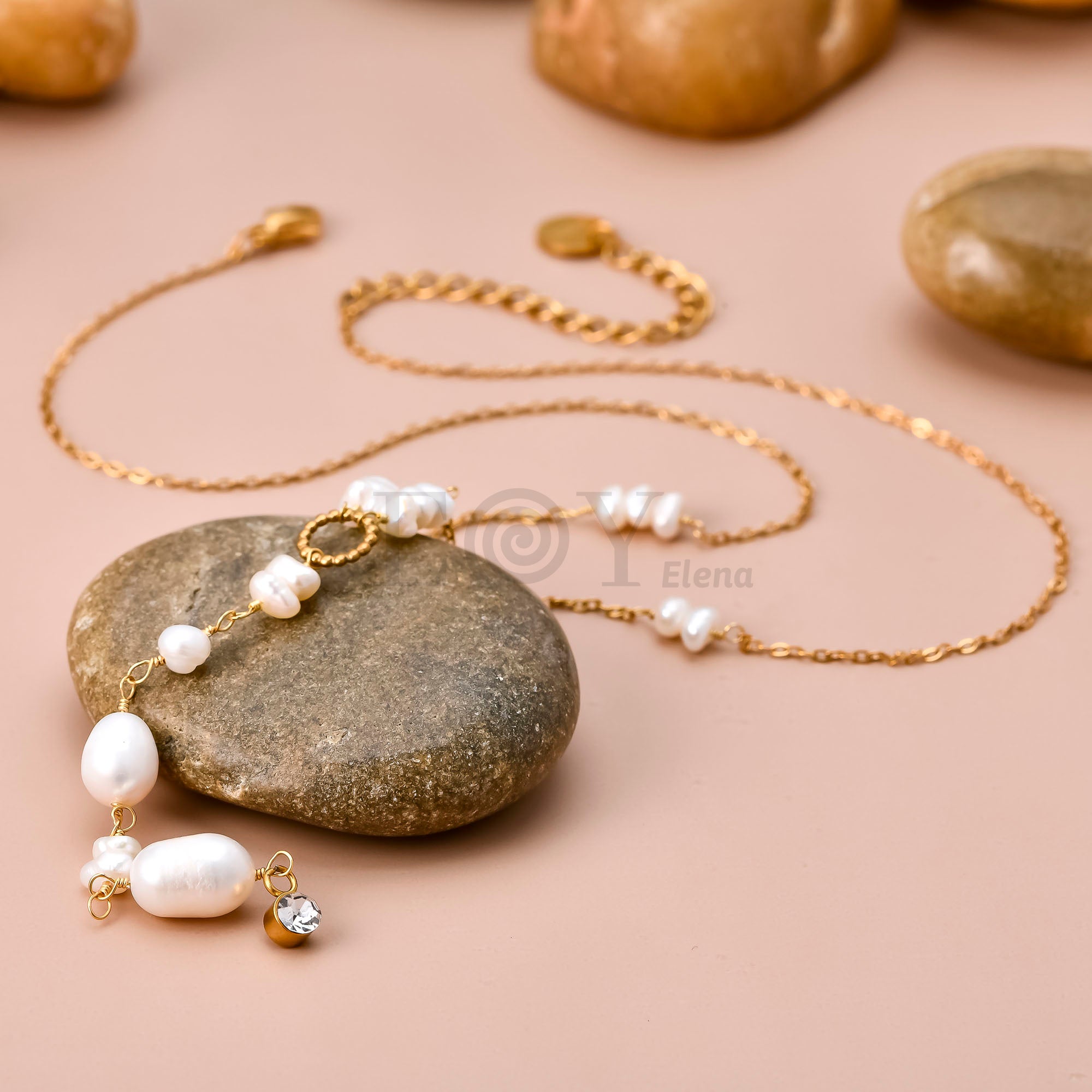 Collar Corbatero con Perlas de Acero Dorado