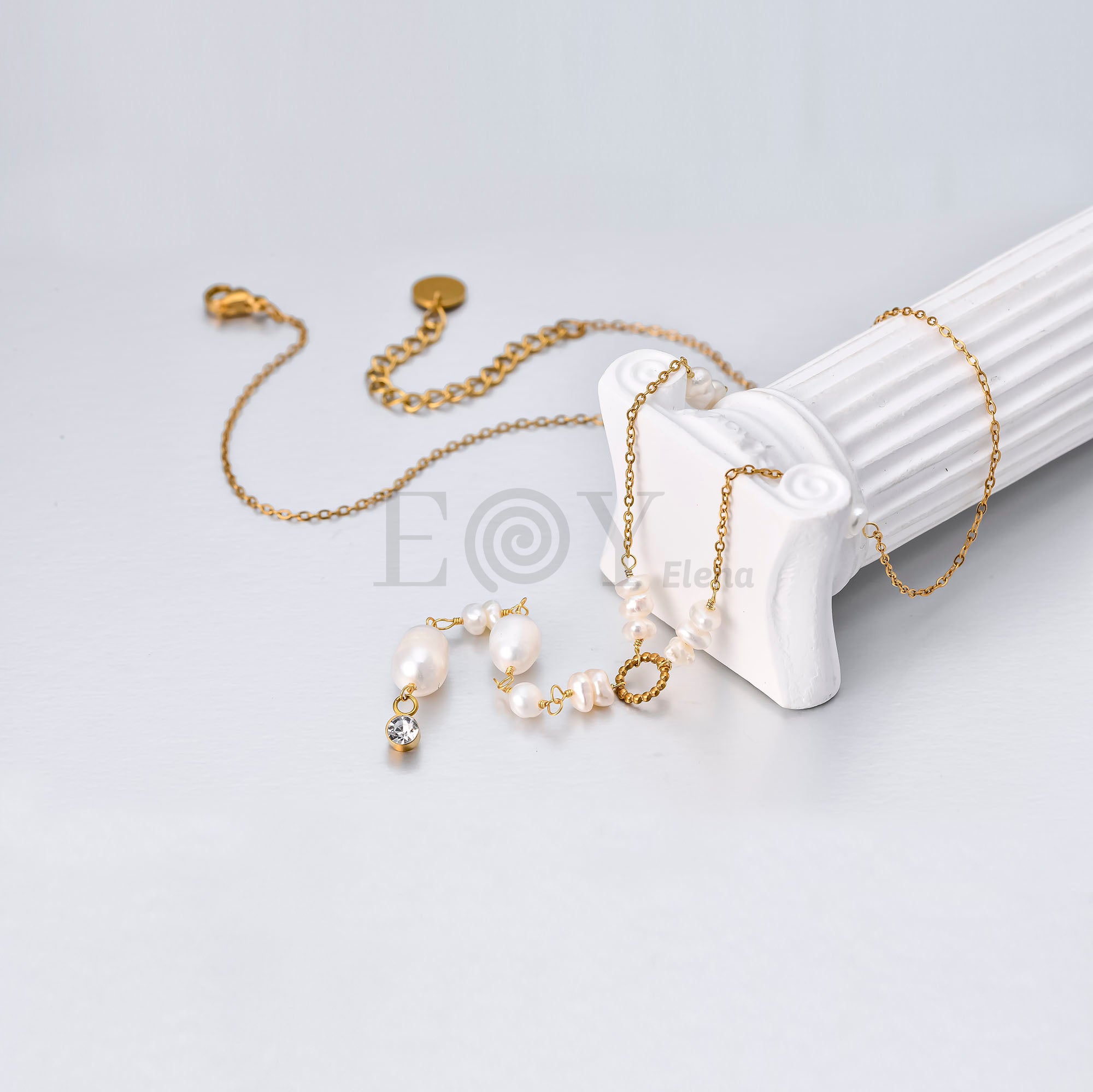Collar Corbatero con Perlas de Acero Dorado