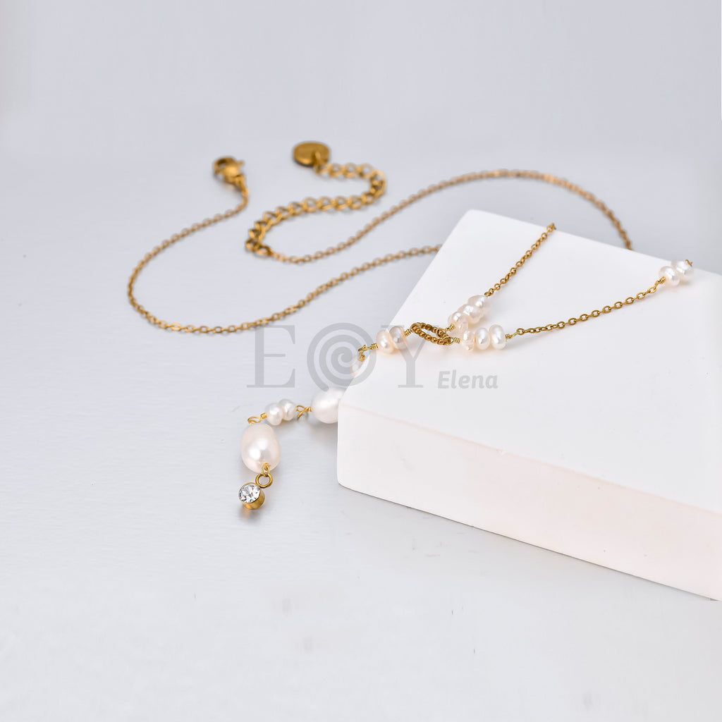 Collar Corbatero con Perlas de Acero Dorado