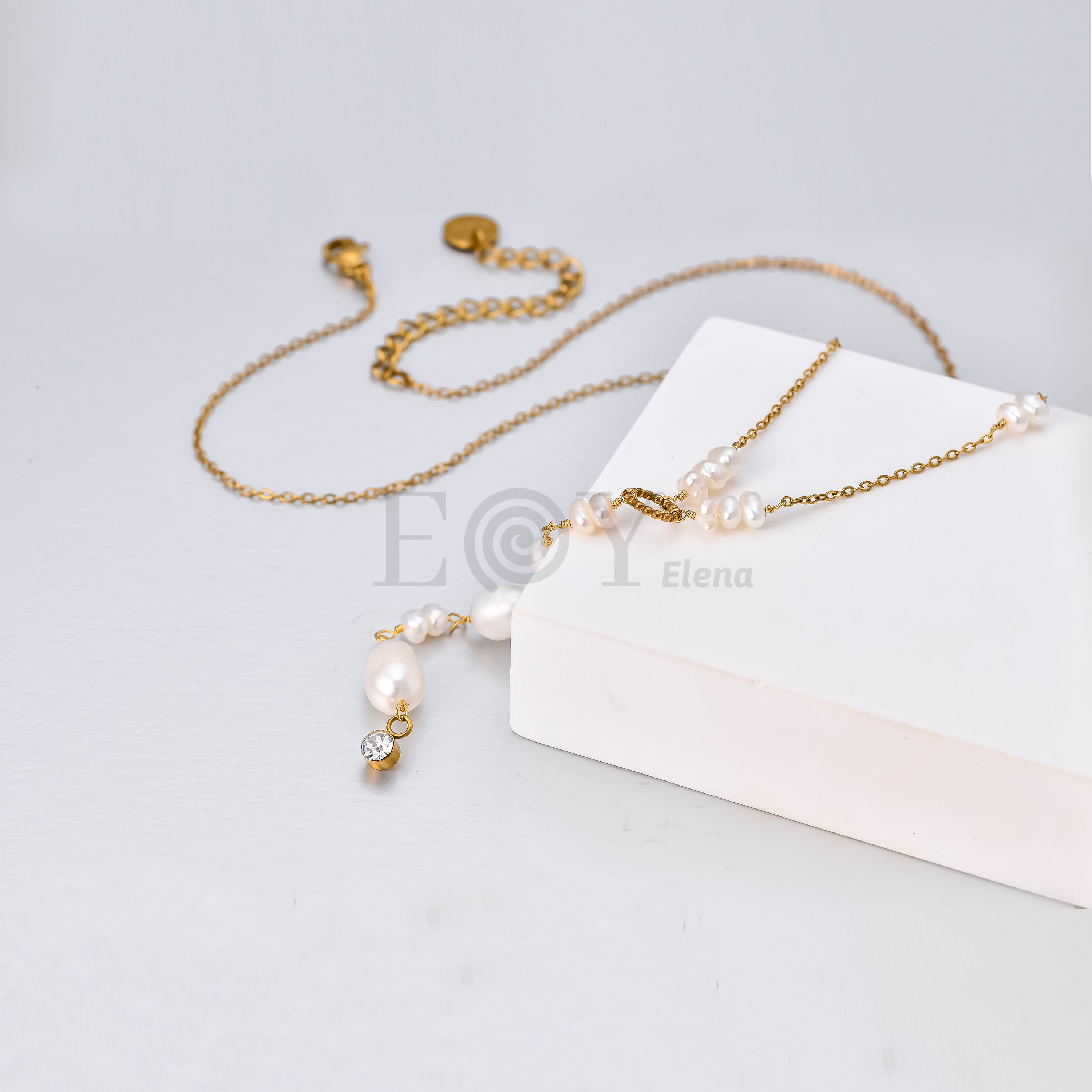 Collar Corbatero con Perlas de Acero Dorado