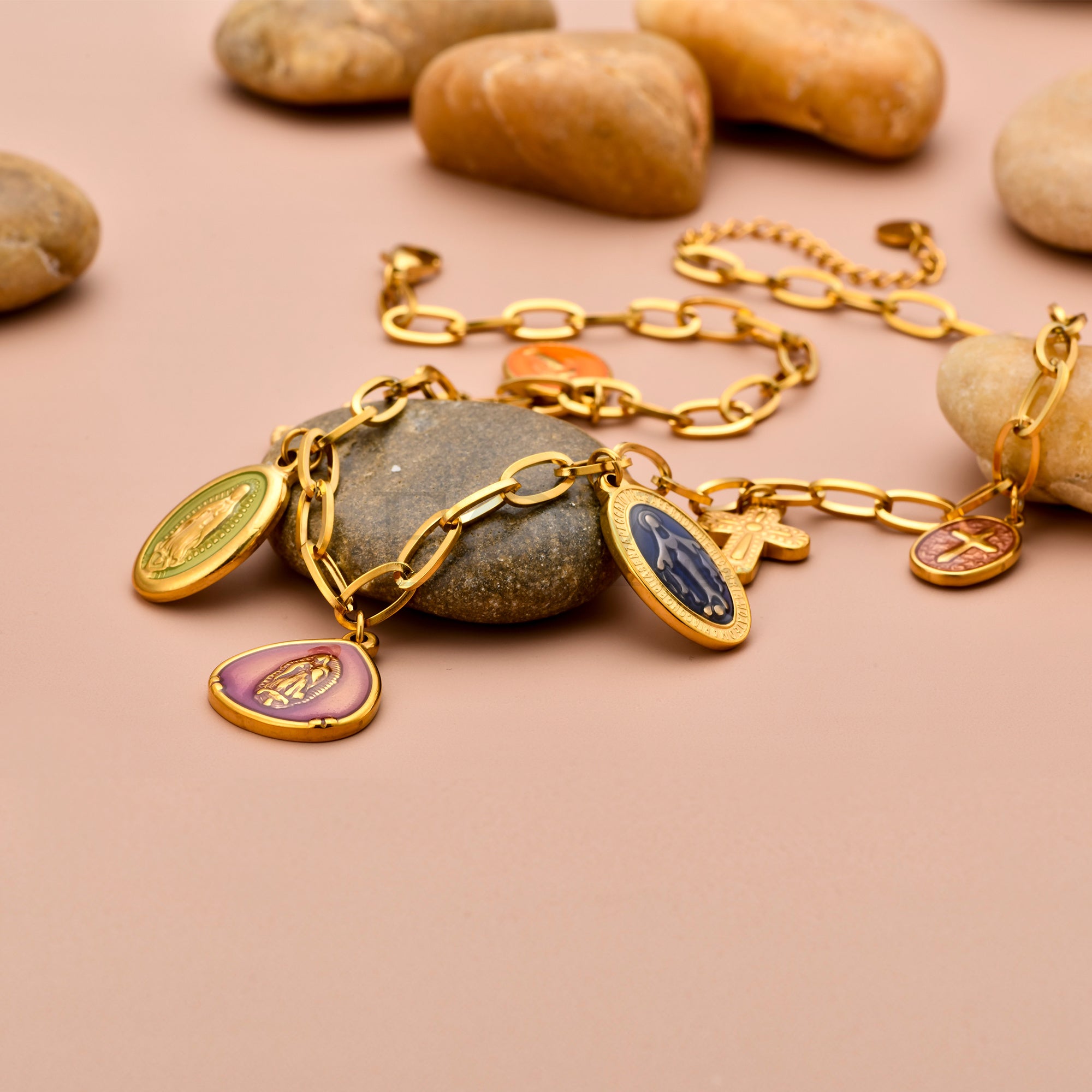 Collar Charms Religiosos Multicolor de Acero Dorado