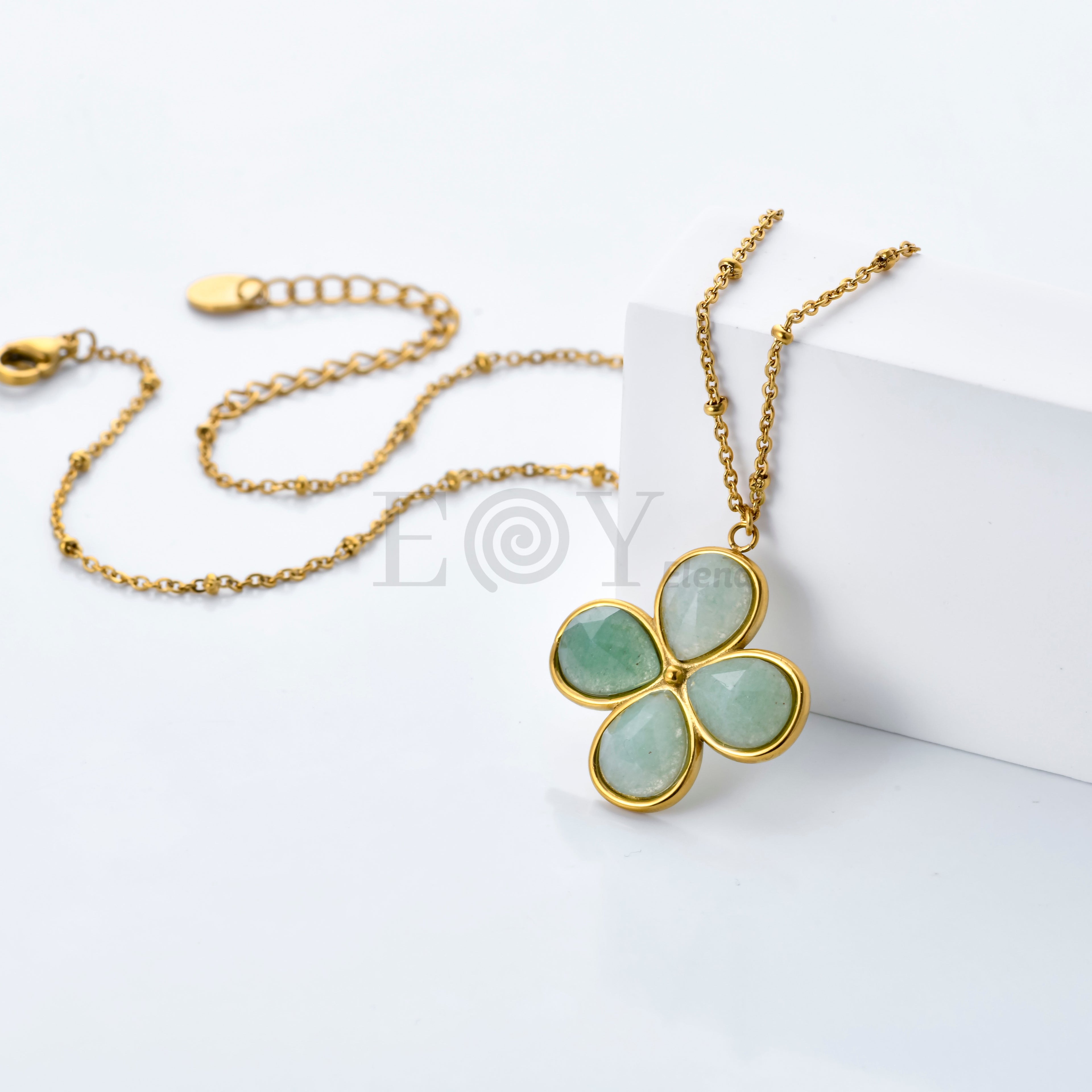 Collar Flor de Piedra de Acero Dorado