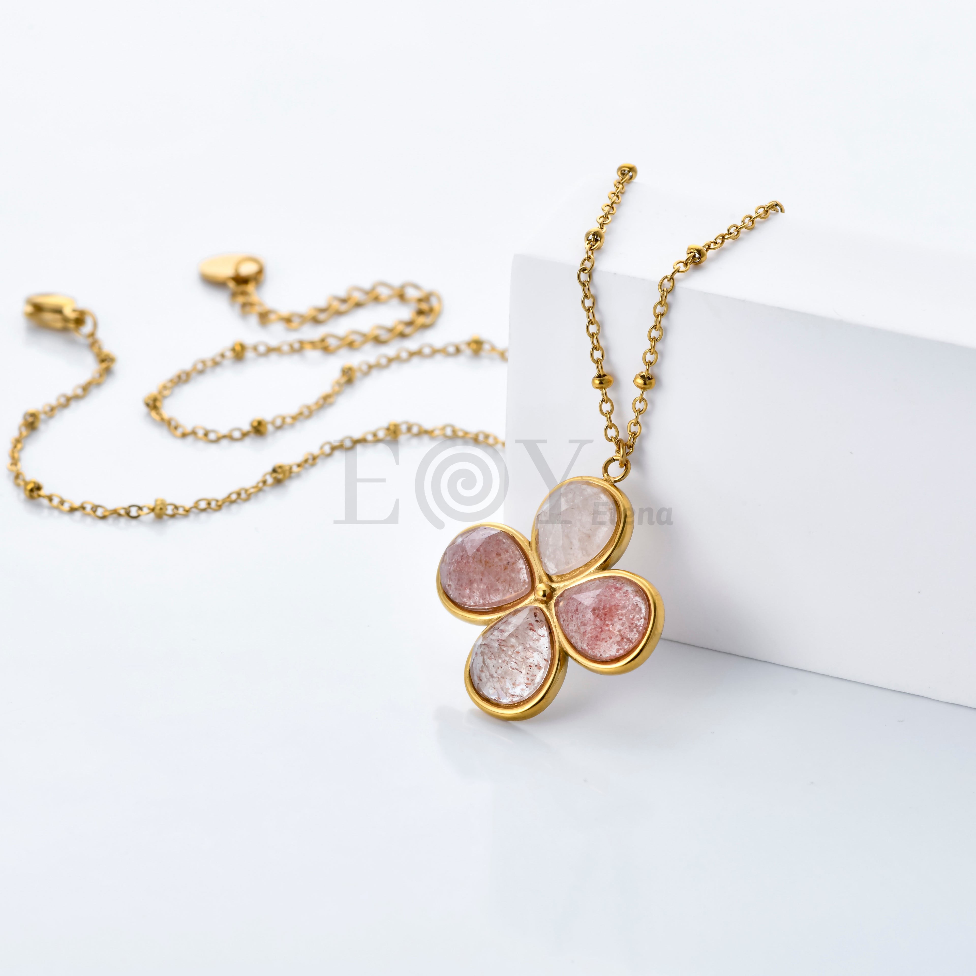 Collar Flor de Piedra de Acero Dorado