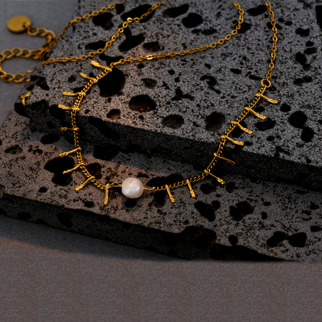 Collar Perla Central de Acero Dorado