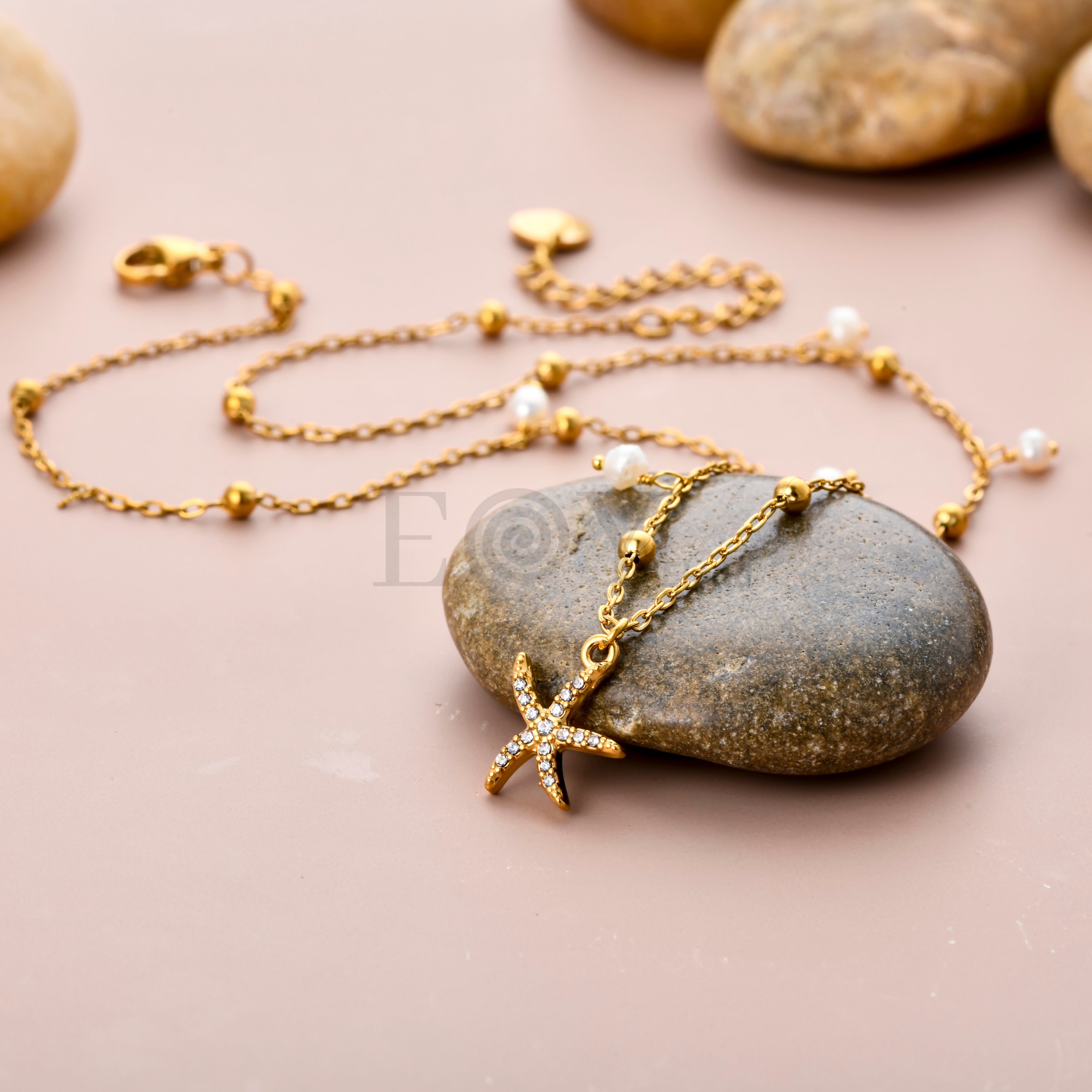 Collar Estrella de Mar con Circonitas y Perlas de Acero Dorado