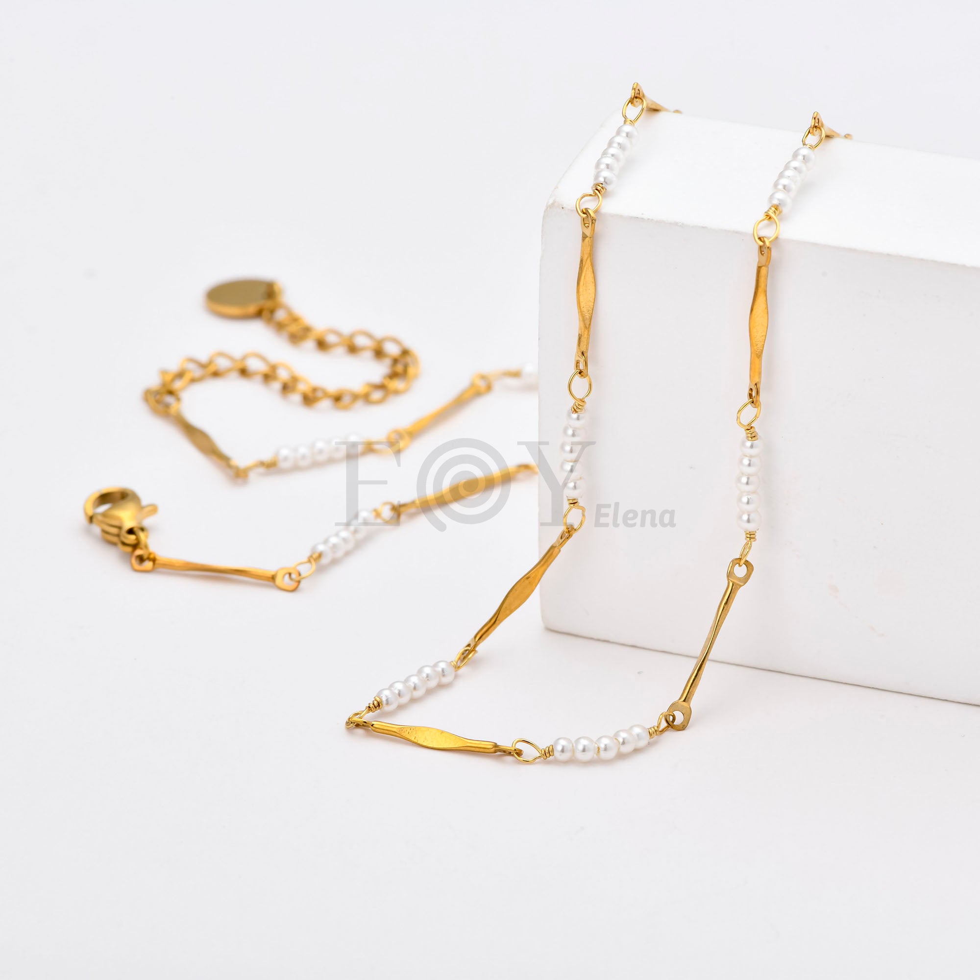 Collar Perlas Delicadas de Acero Dorado