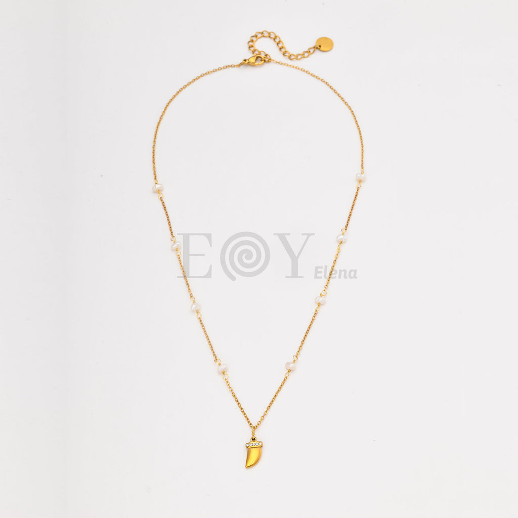 Collar Colmillo con Circonitas y Perlas de Acero Dorado