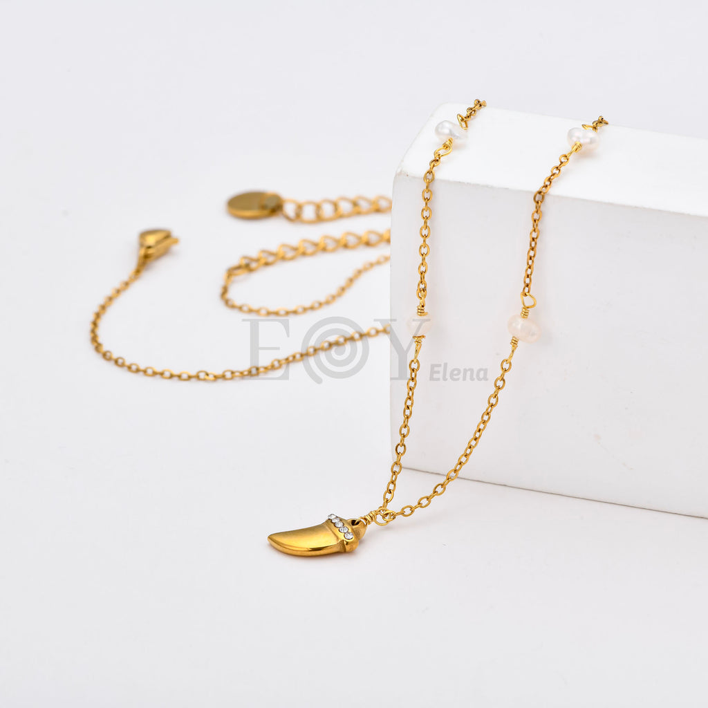 Collar Colmillo con Circonitas y Perlas de Acero Dorado