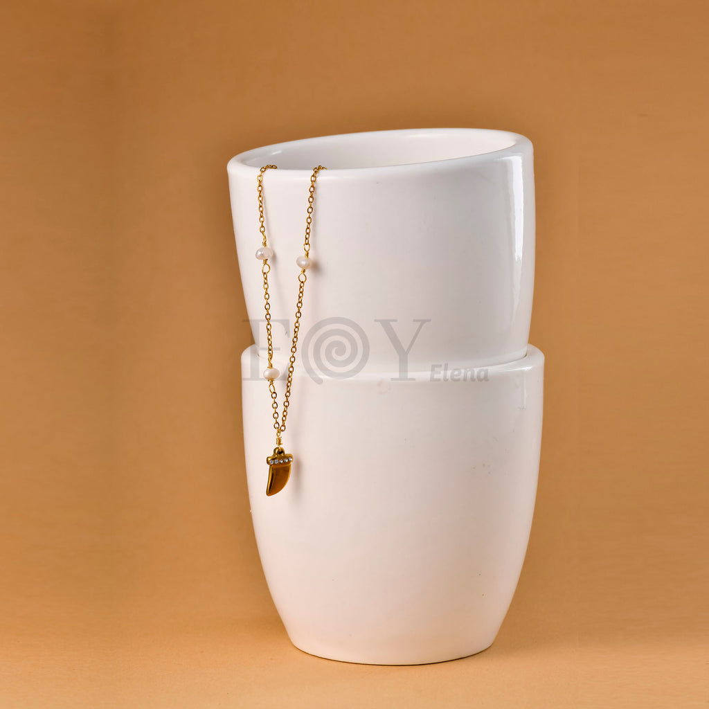 Collar Colmillo con Circonitas y Perlas de Acero Dorado