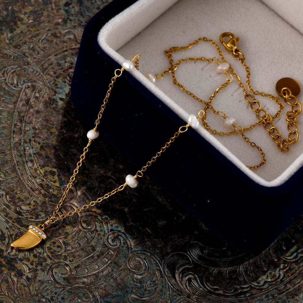 Collar Colmillo con Circonitas y Perlas de Acero Dorado