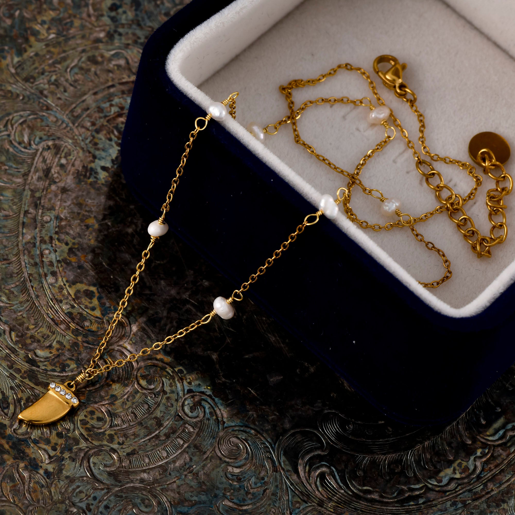 Collar Colmillo con Circonitas y Perlas de Acero Dorado