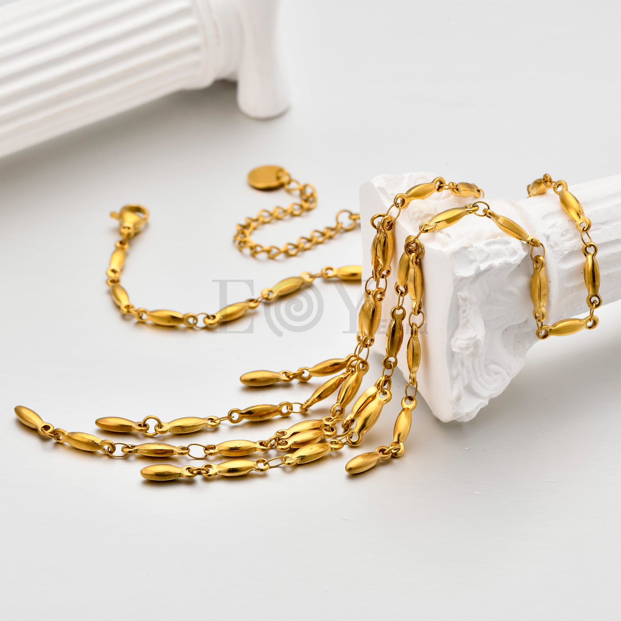 Collar Cascada Minimalista de Acero Dorado