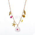 Collar con piedra rosa y charms marinos