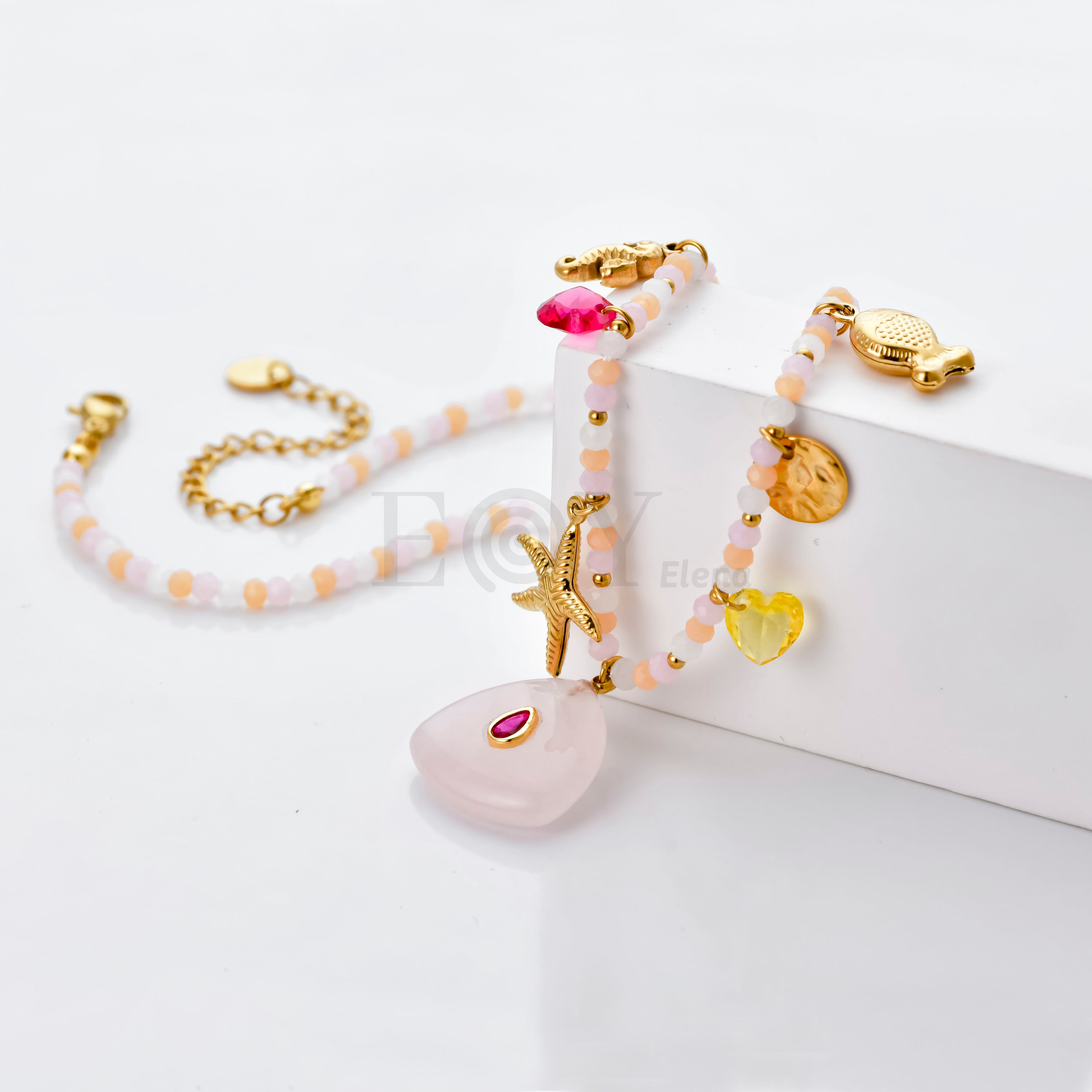 Collar con piedra rosa y charms marinos