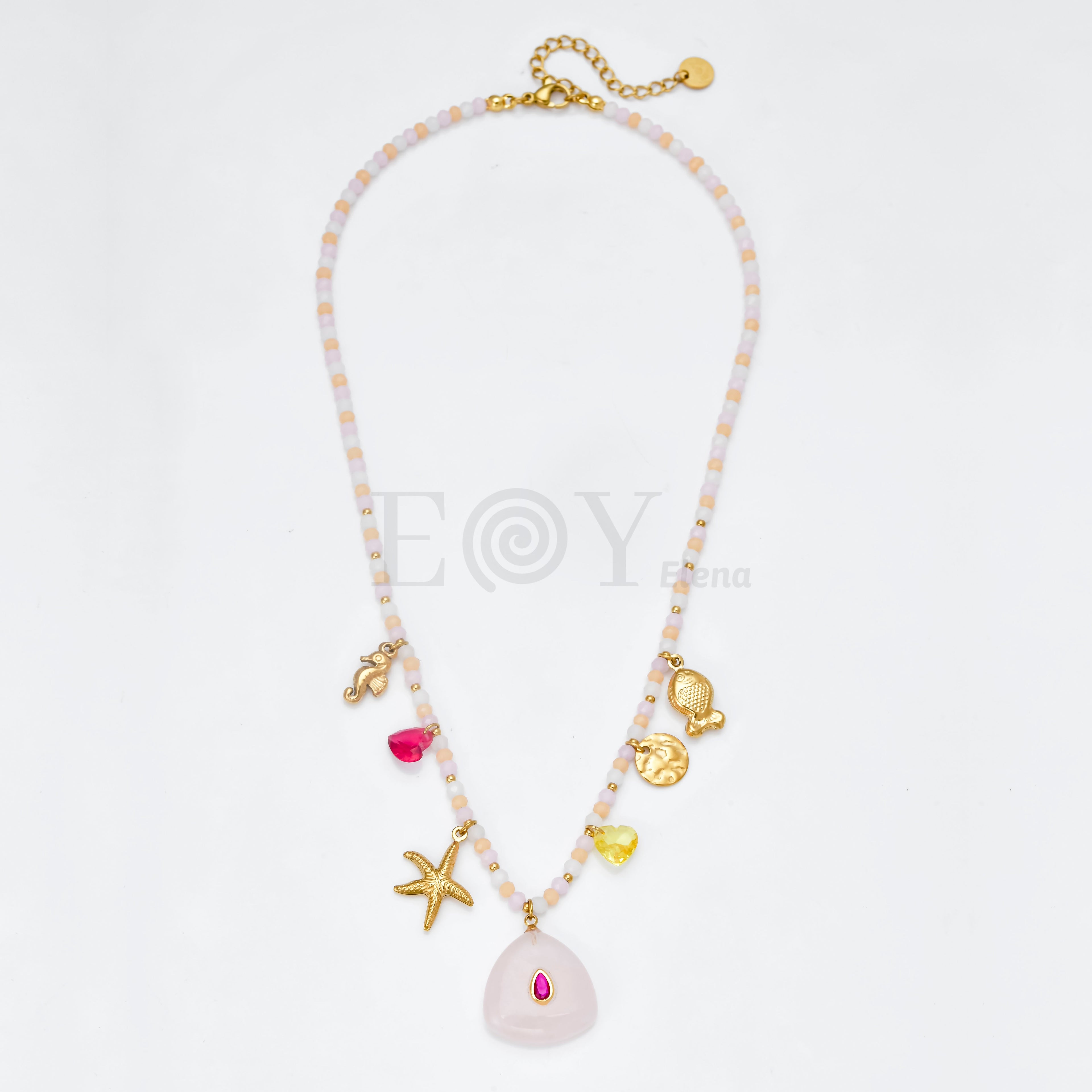 Collar con piedra rosa y charms marinos