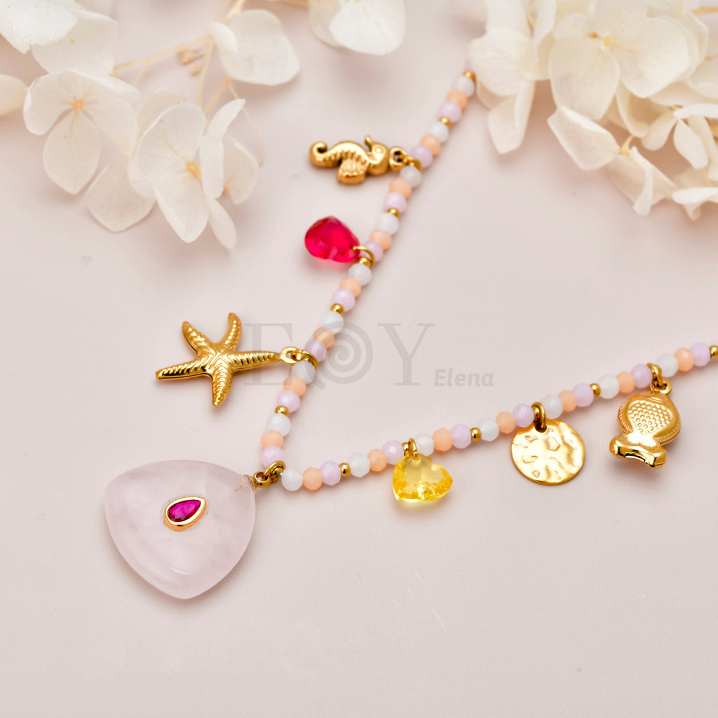 Collar con piedra rosa y charms marinos