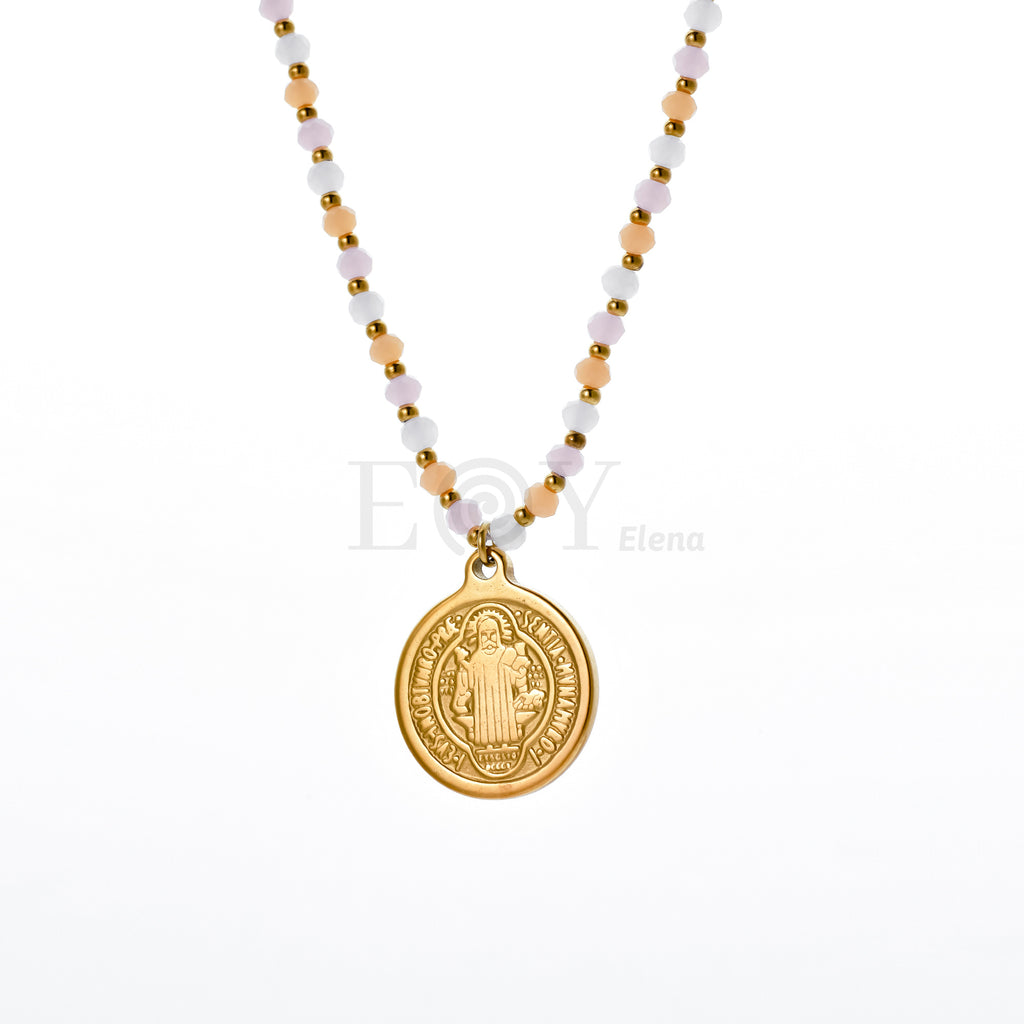 Collar medalla San Benito cn cadena color pastel