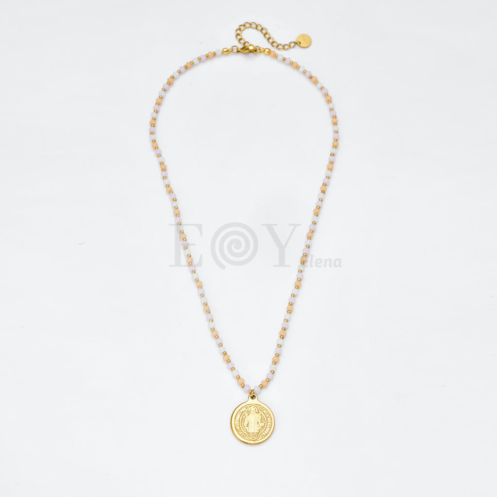 Collar medalla San Benito cn cadena color pastel