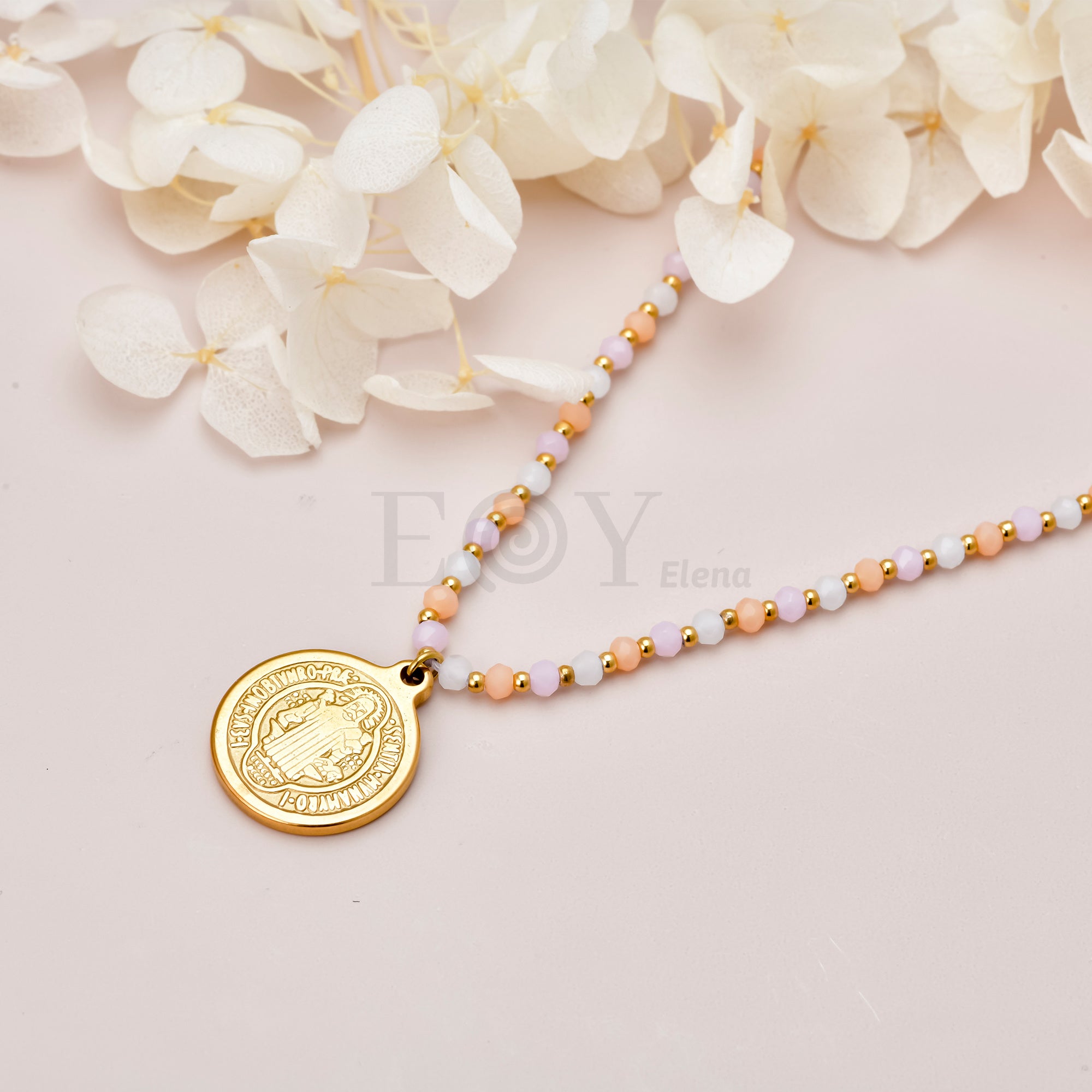 Collar medalla San Benito cn cadena color pastel