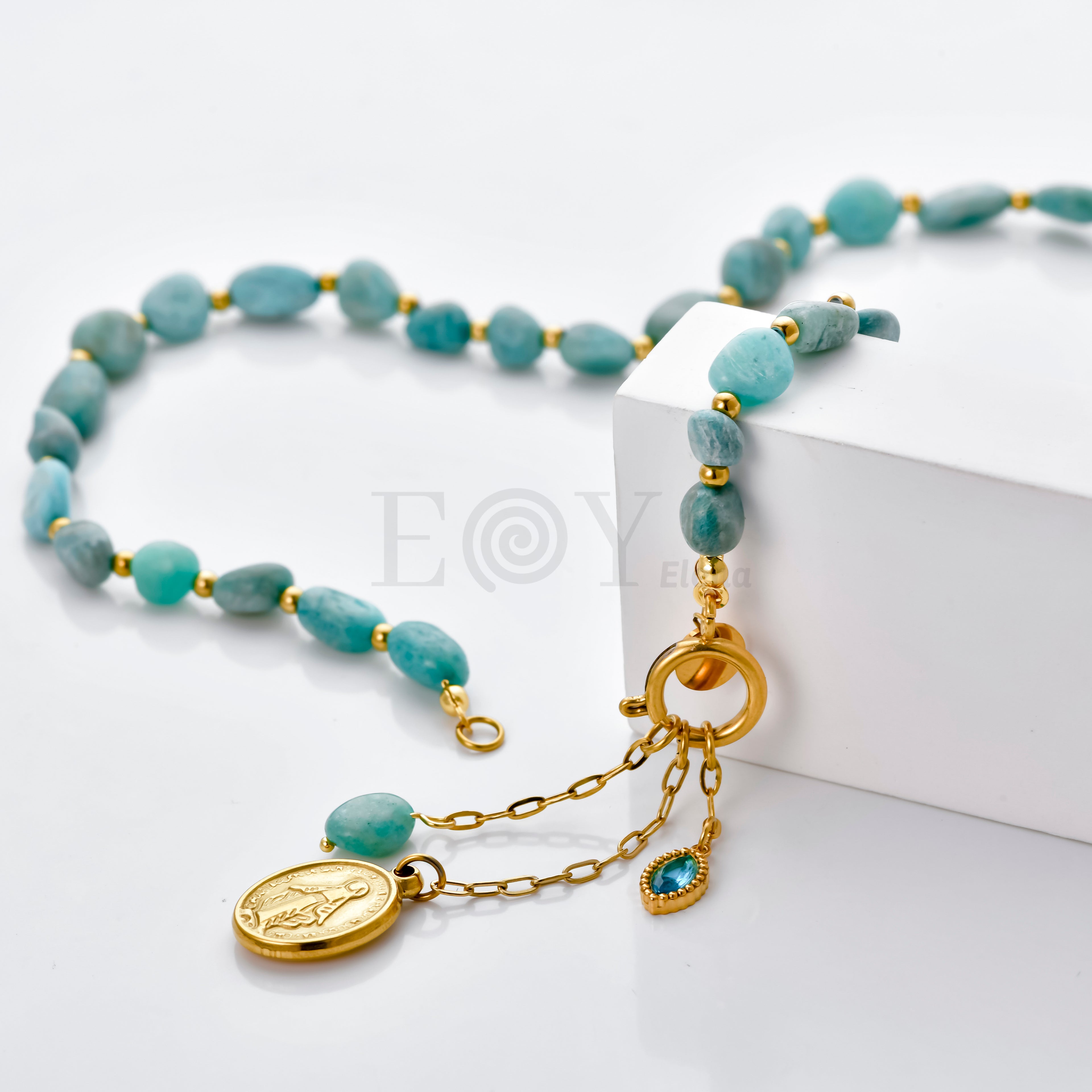 Collar piedras con charms y Virgen Milagrosa