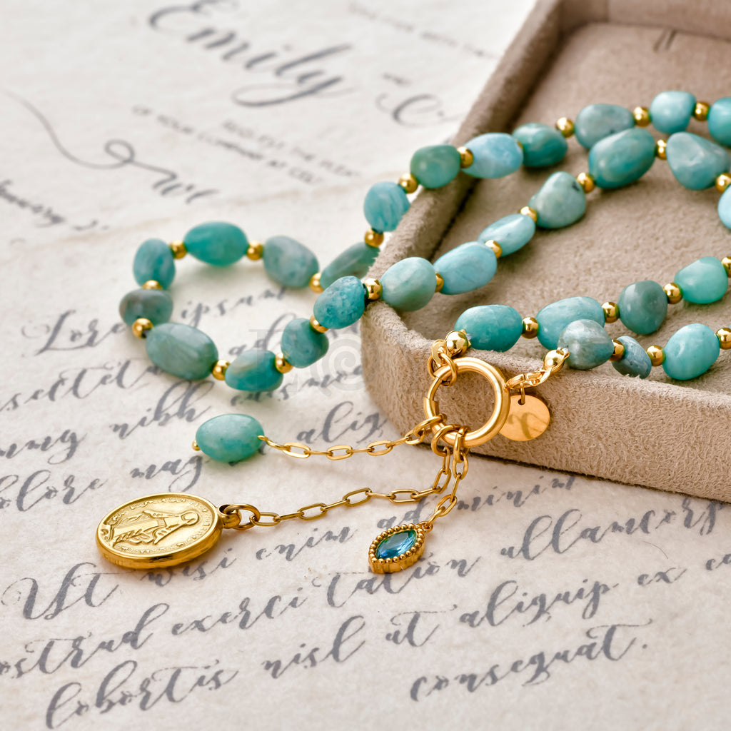 Collar piedras con charms y Virgen Milagrosa