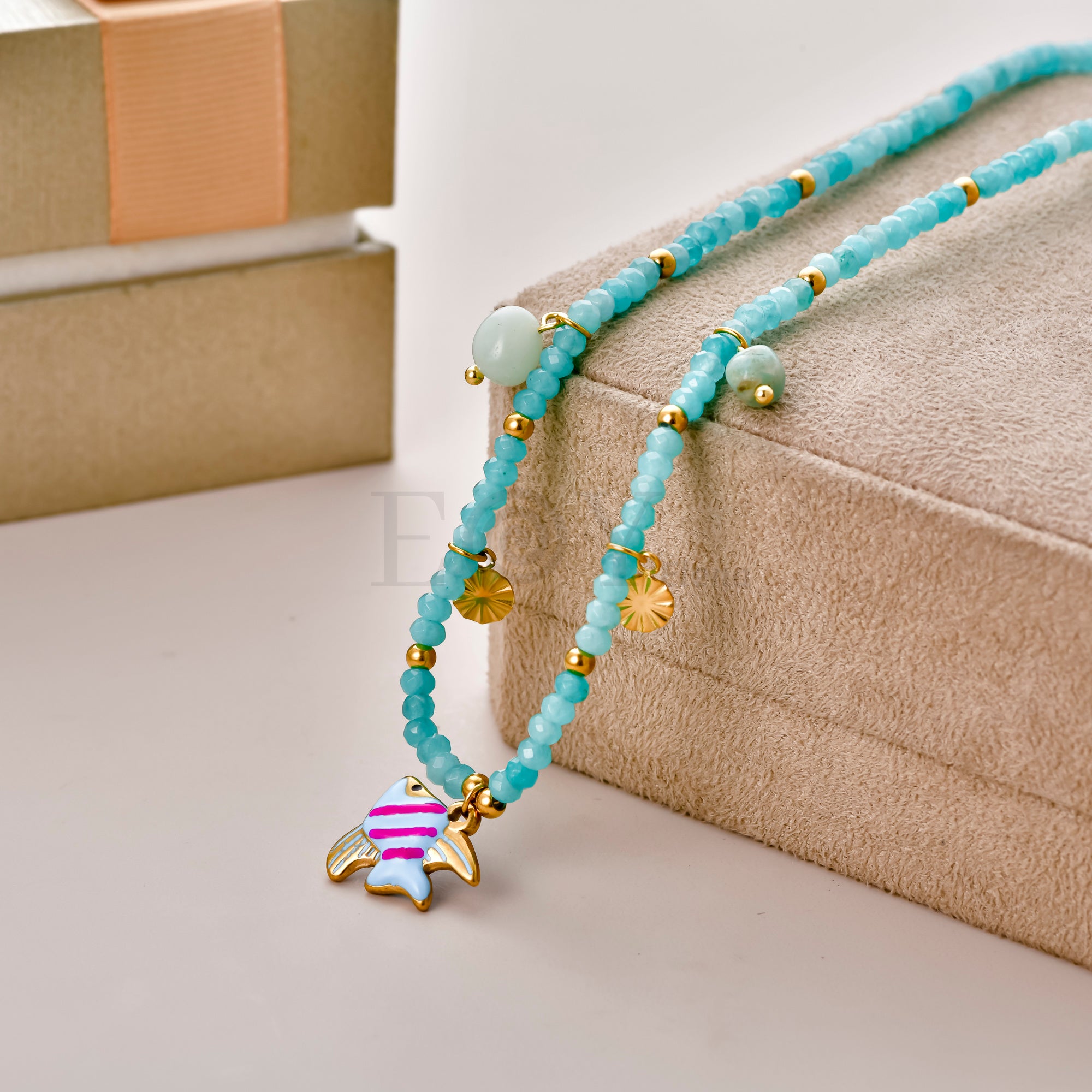 Collar bolitas turquesa y pez