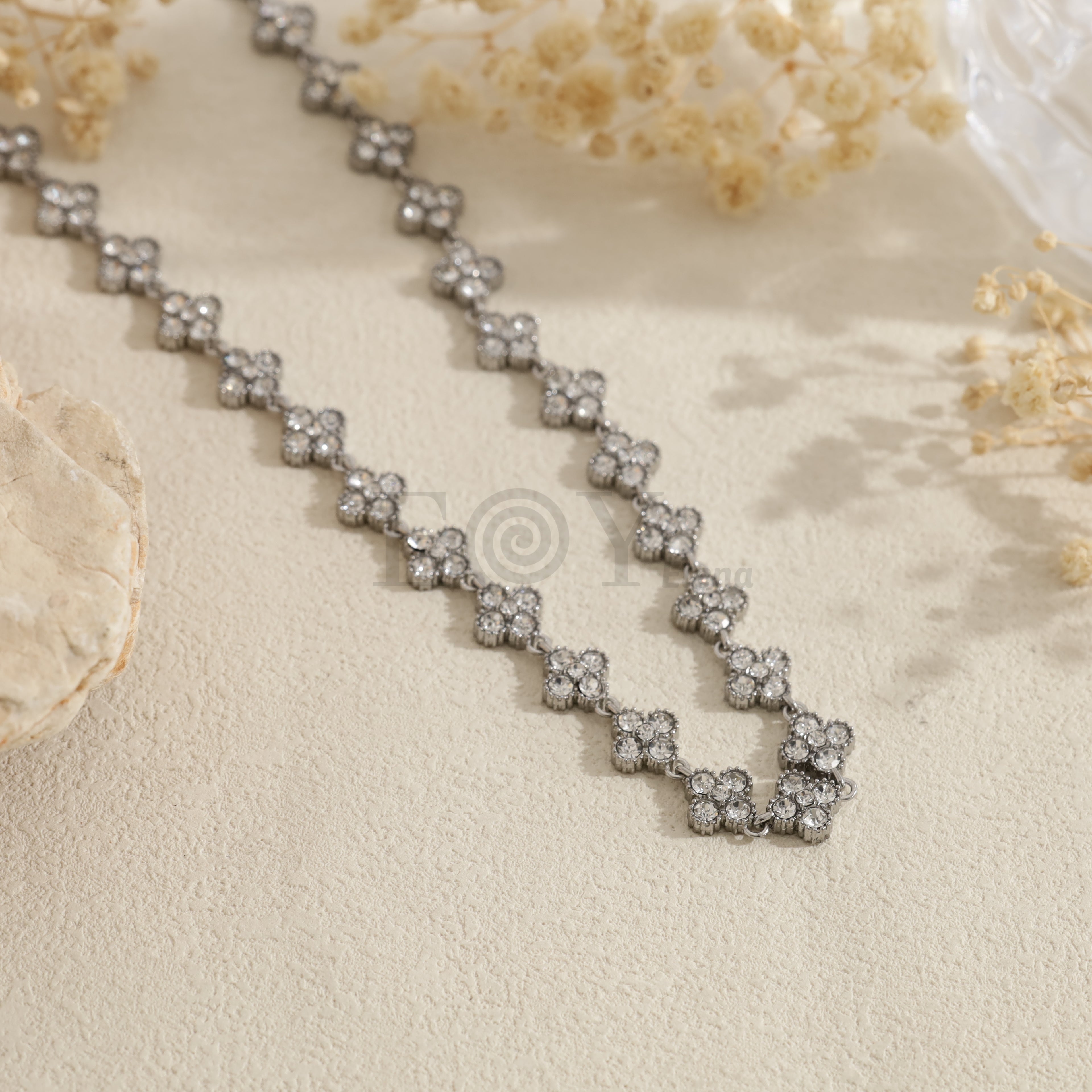 Collar plateado con flores de piedras transparentes