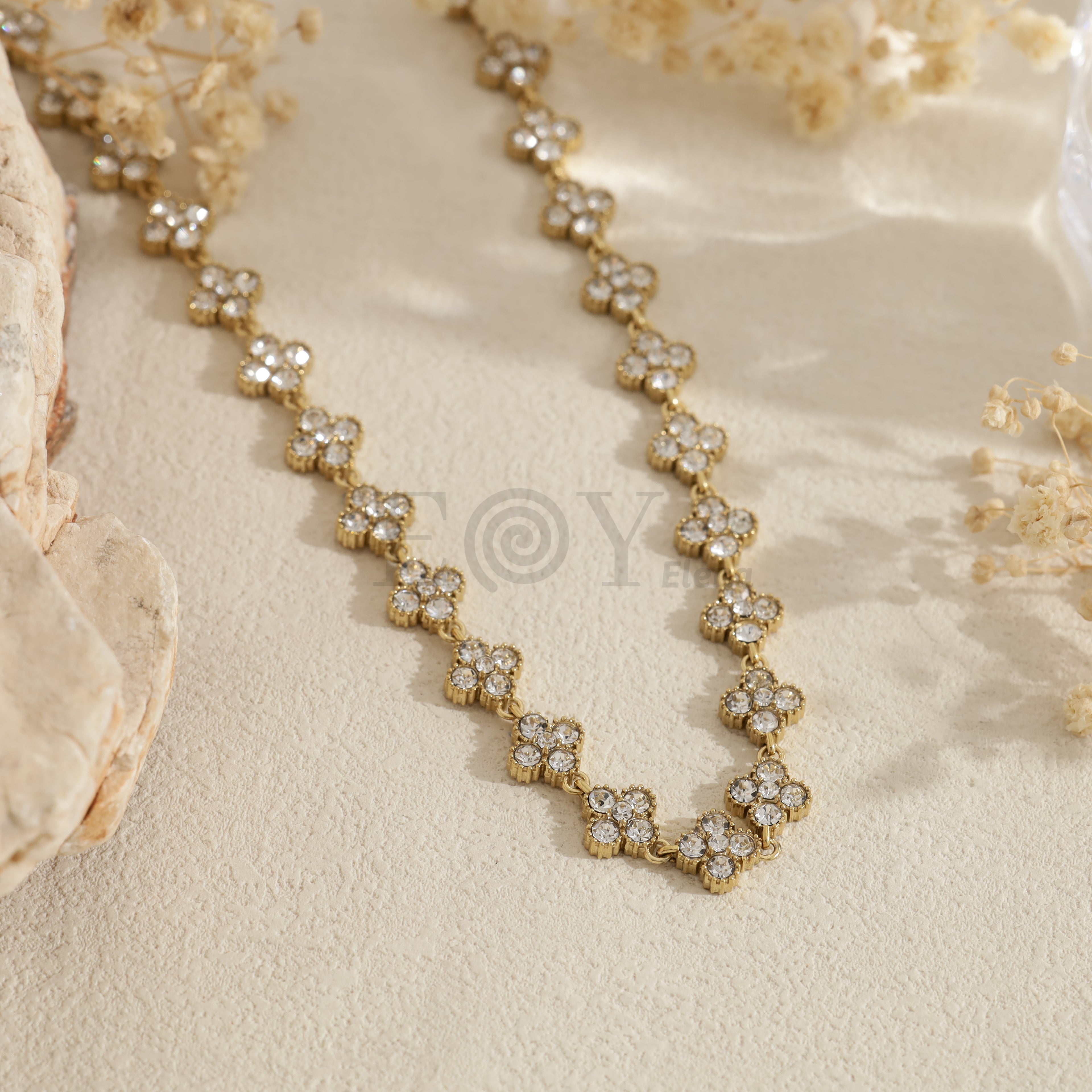 Collar plateado con flores de piedras transparentes