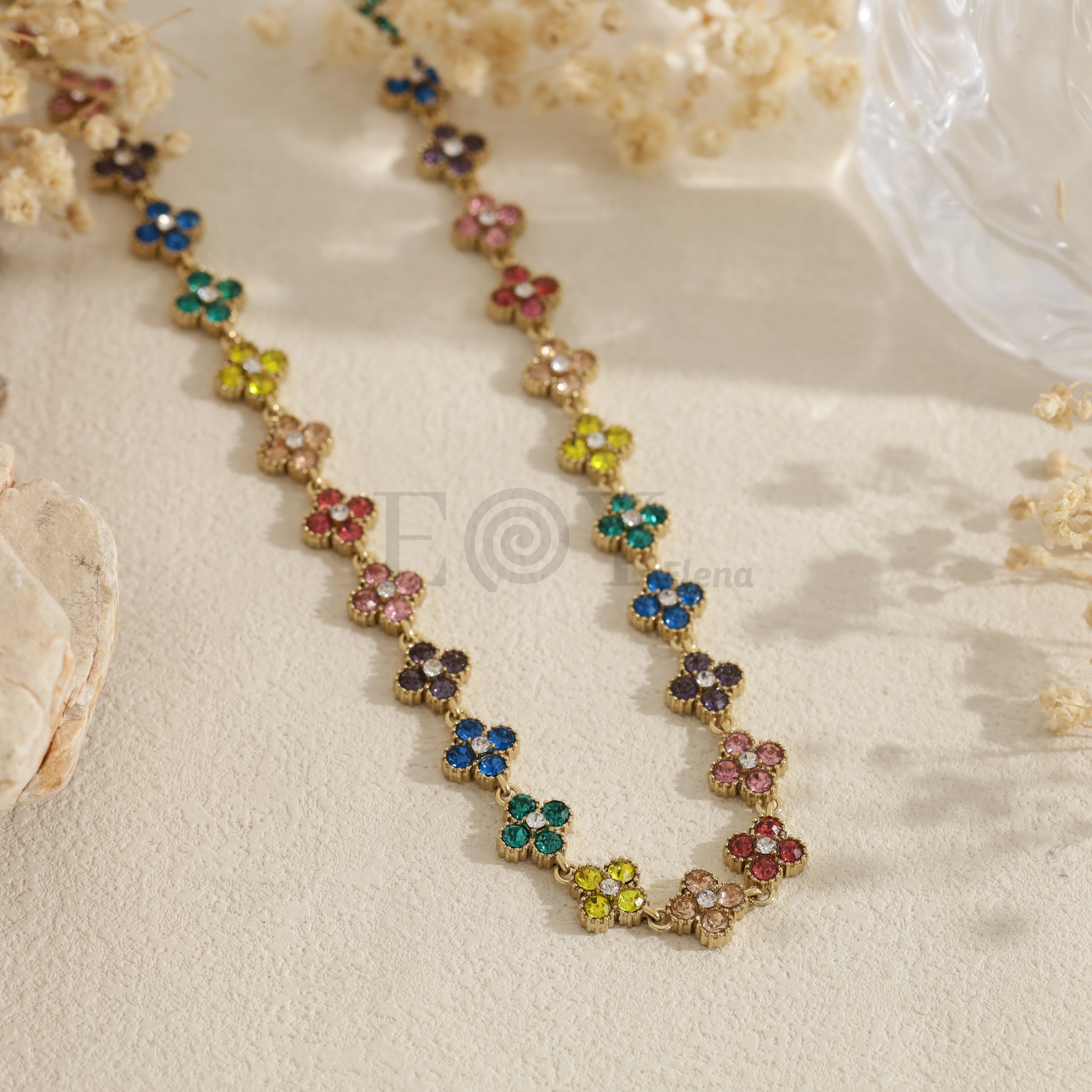 Collar plateado con flores de piedras transparentes