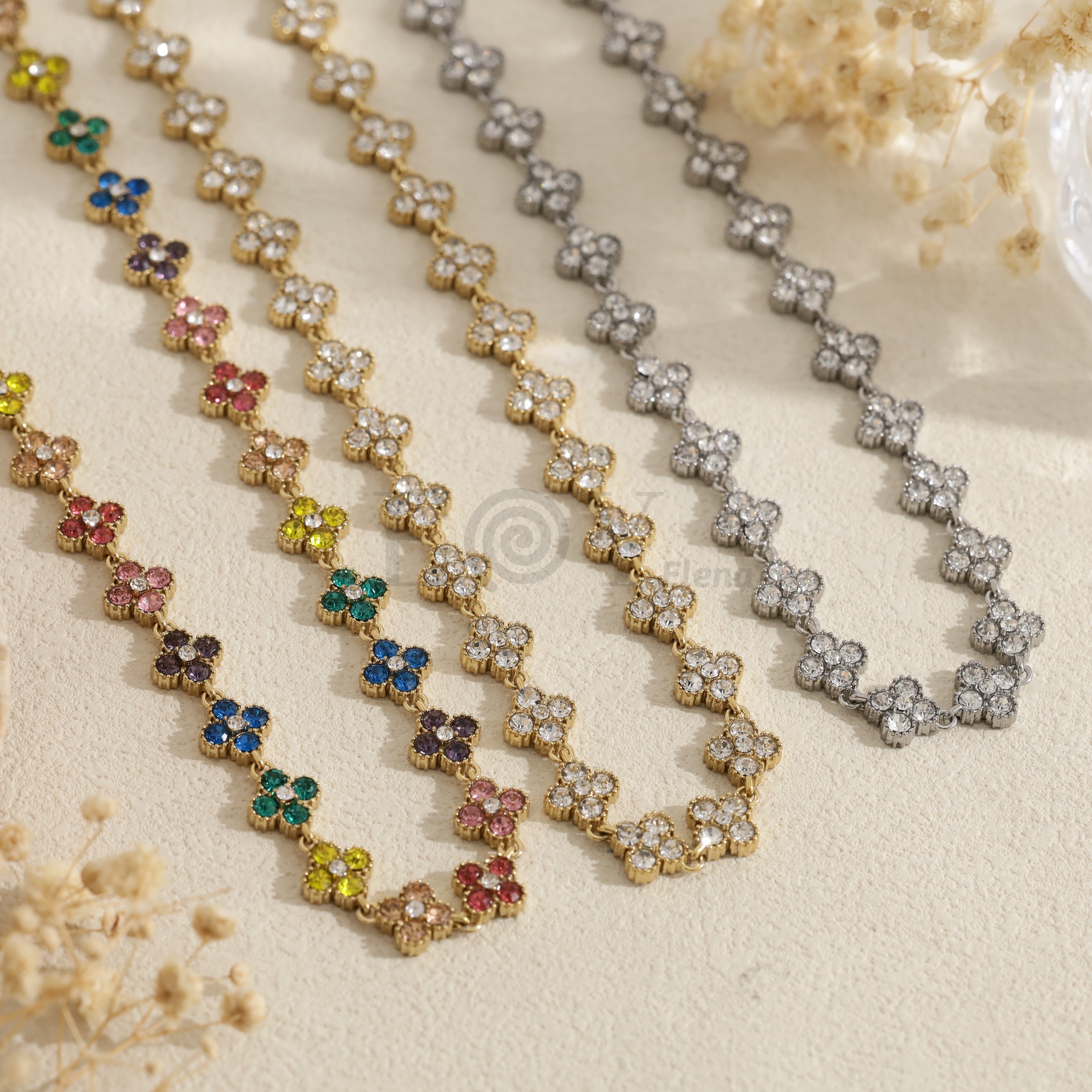Collar plateado con flores de piedras transparentes
