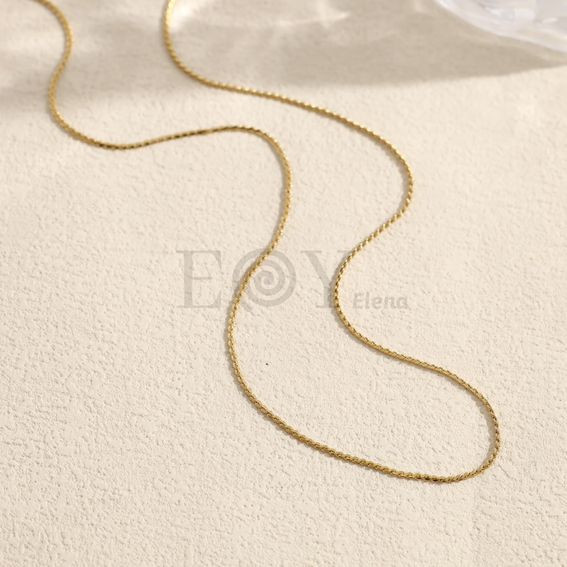 Collar de cadena fina dorada