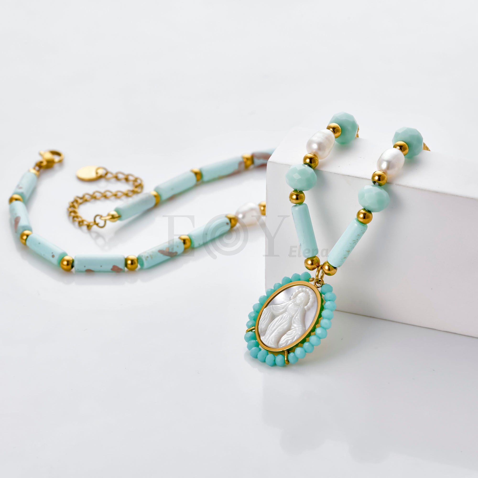 Collar Virgen Milagrosa con piedras turquesas