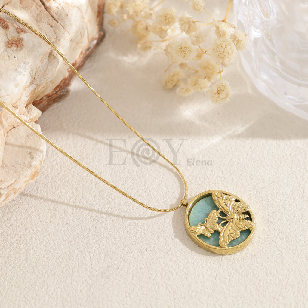 Collar medallón verde con mariposas