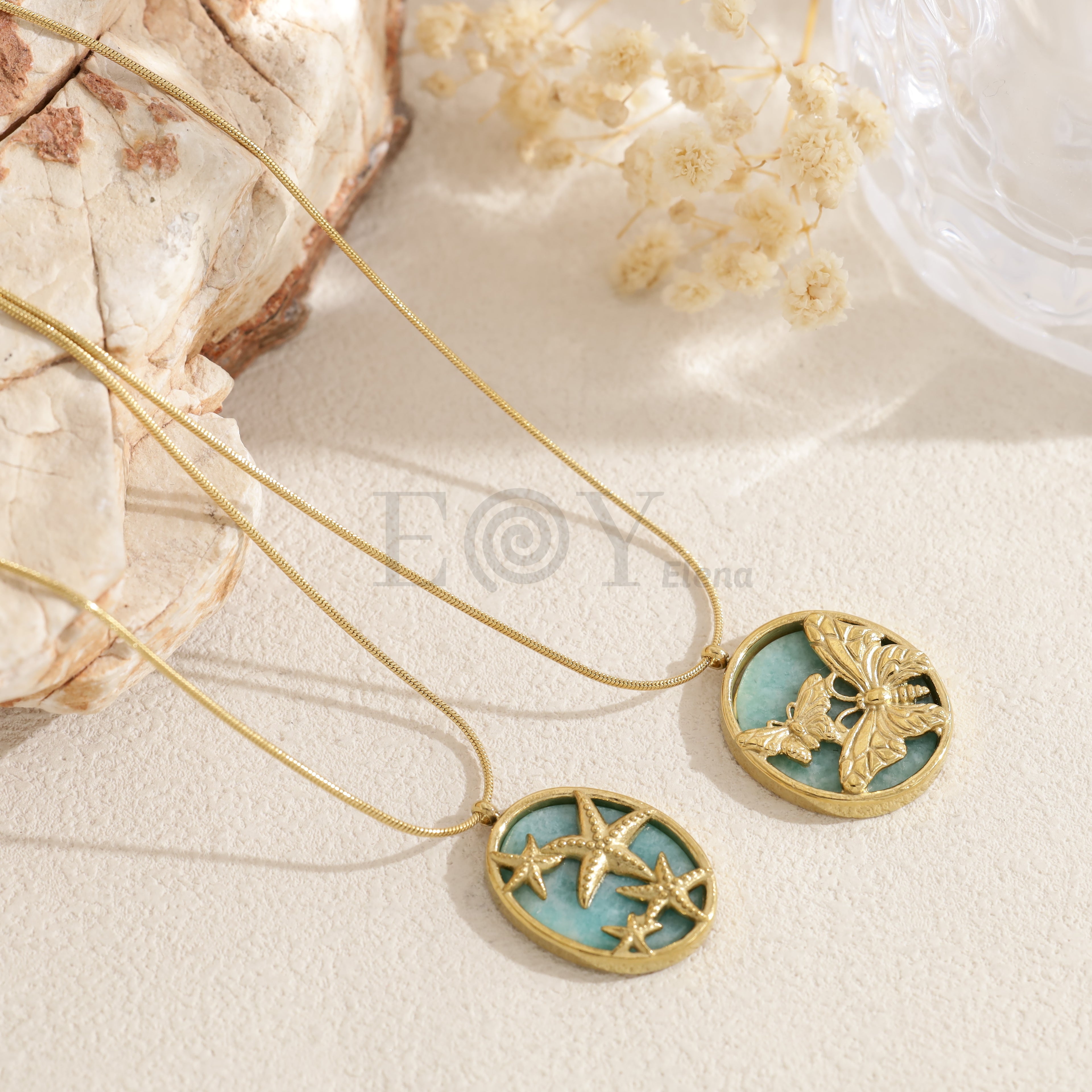 Collar medallón verde con mariposas