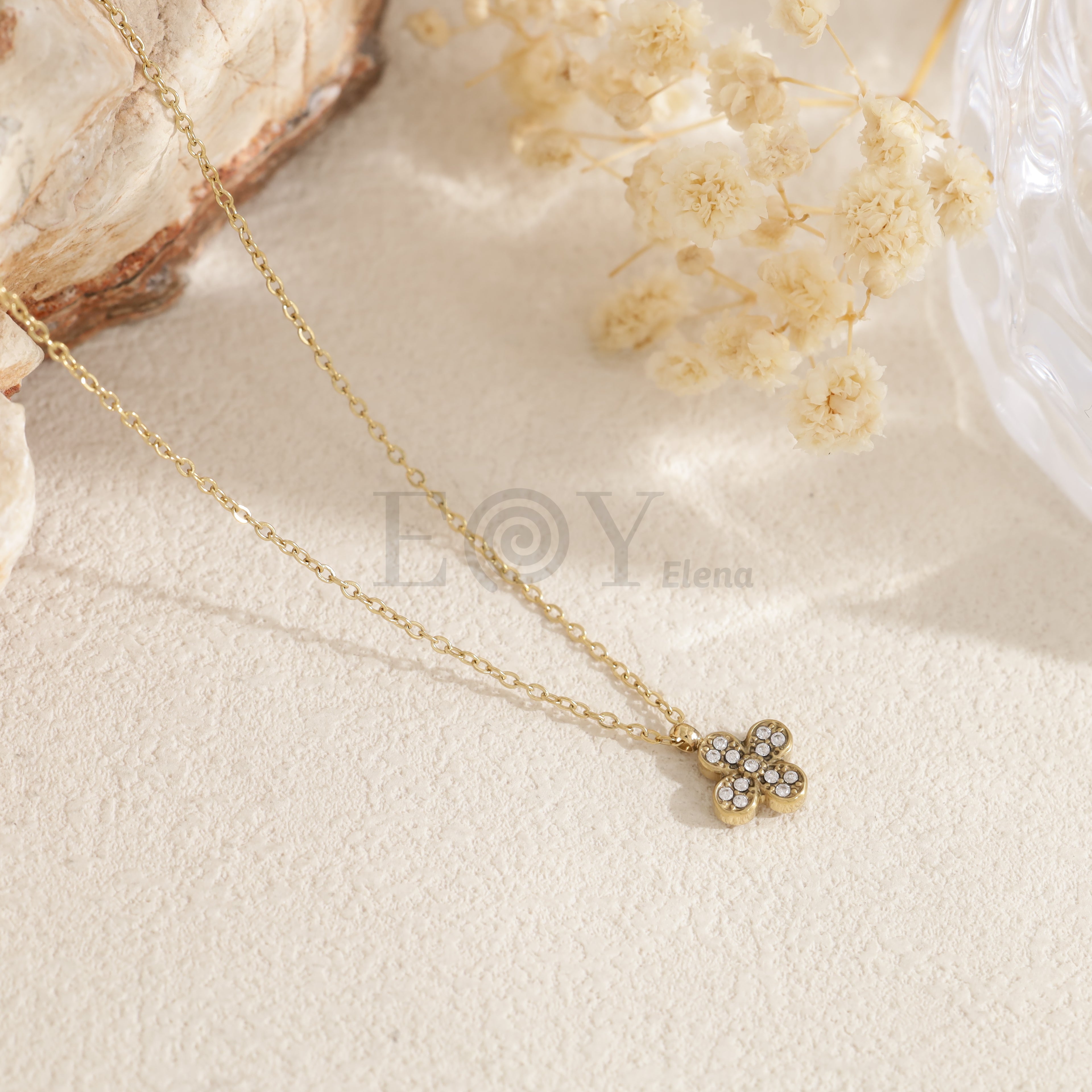 Collar trébol dorado con circonitas