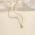 Collar con colgante pequeño y cuenta blanca
