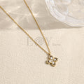 Collar con colgante de flor