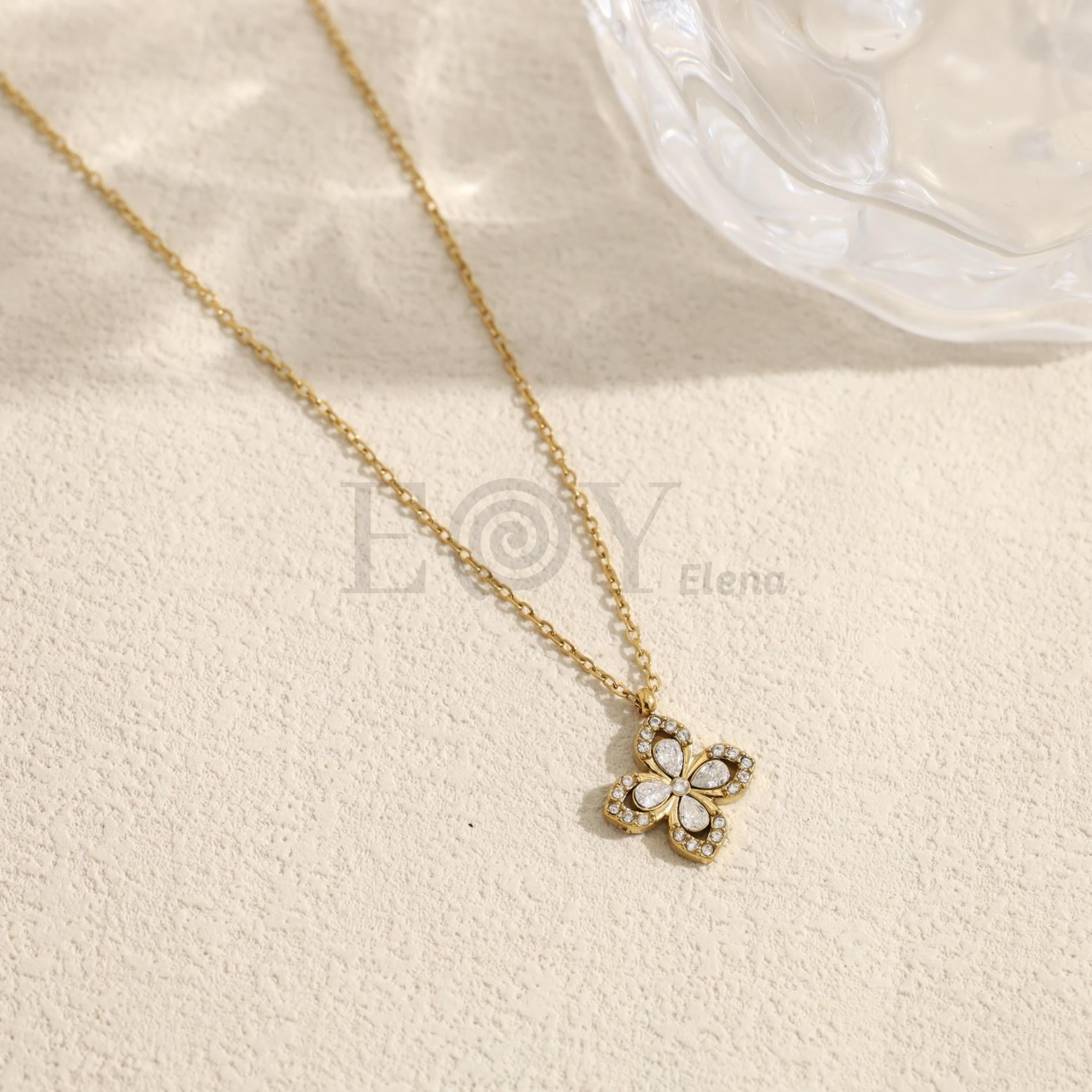 Collar con colgante de flor