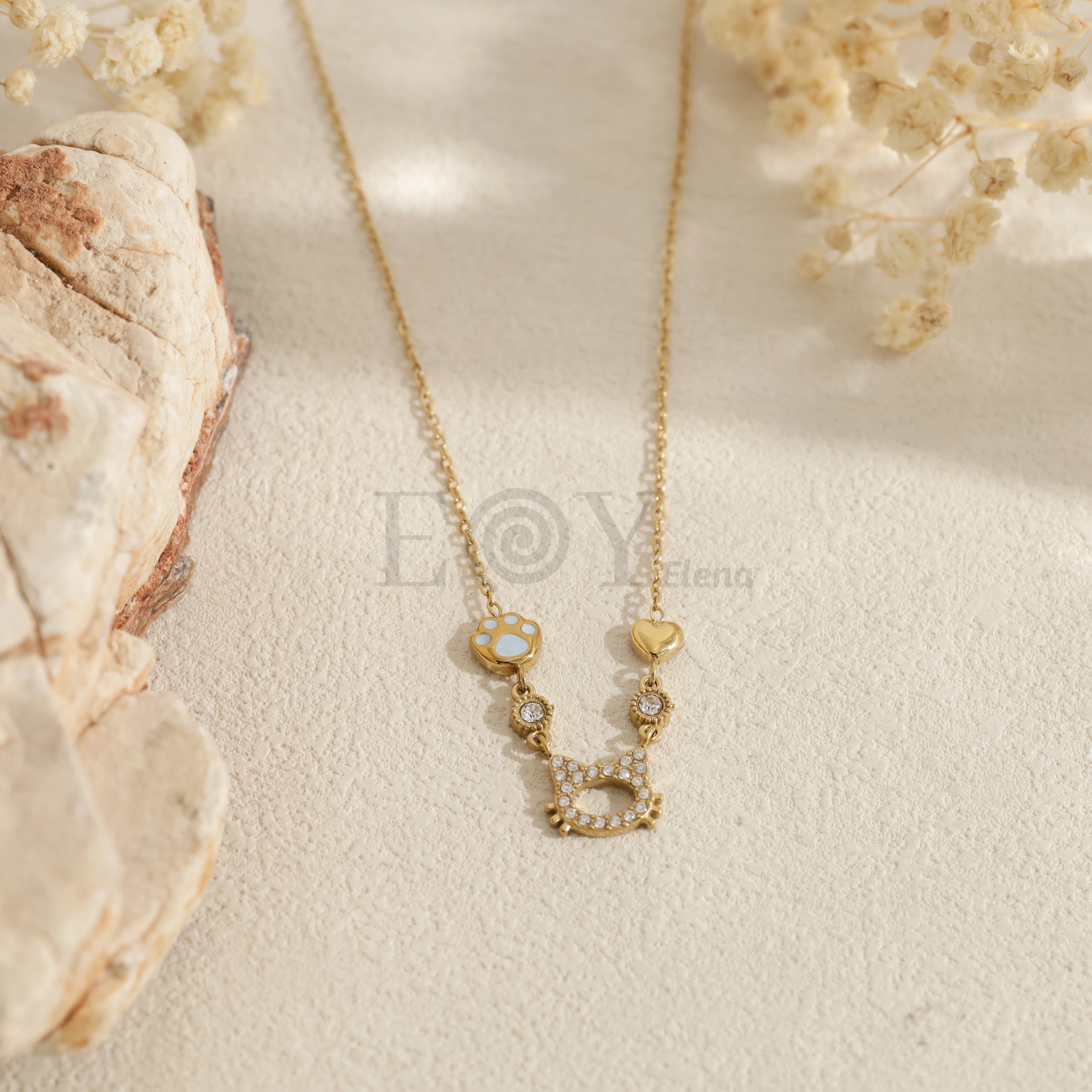 Collar con colgante de gato, huella y corazón