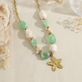 Collar con cuentas verdes y blancas y colgante de flor