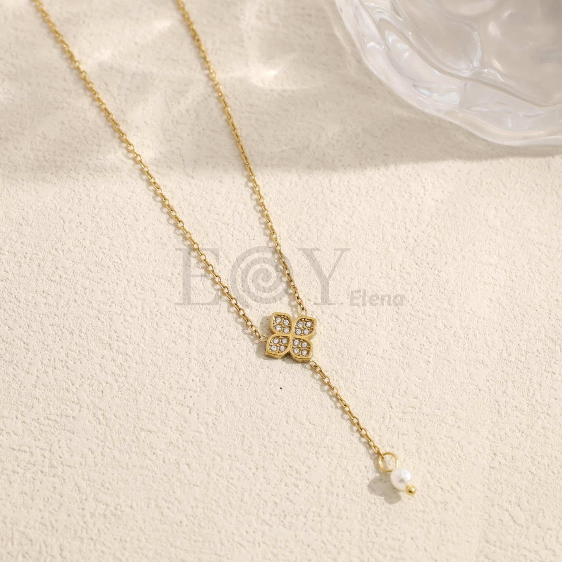 Collar con flor y cuenta colgante