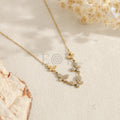 Collar dorado con mariposas brillantes