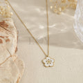 Collar con colgante de flor blanca
