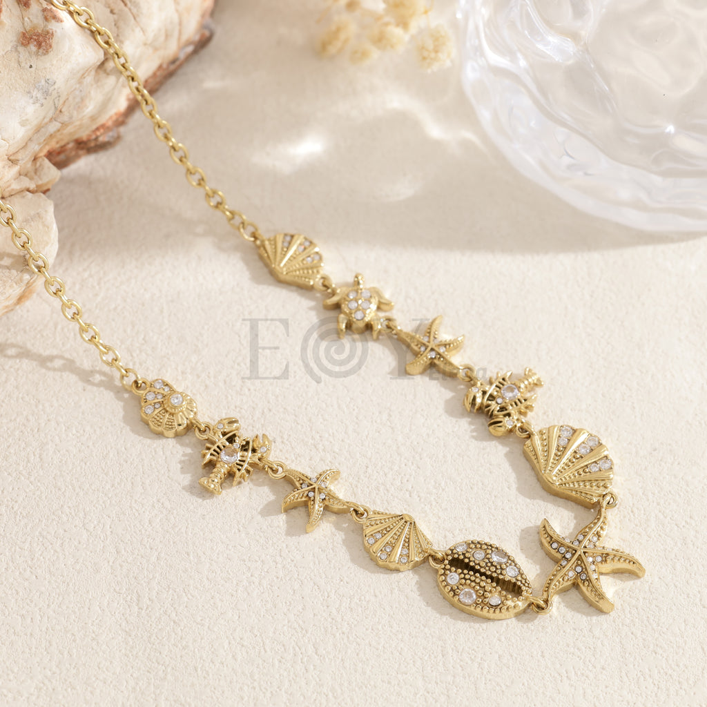 Collar marino dorado con charms