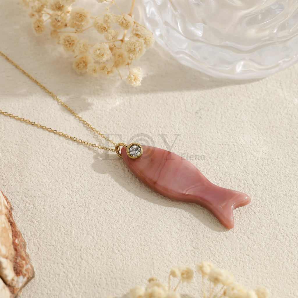 Collar con pez de resina