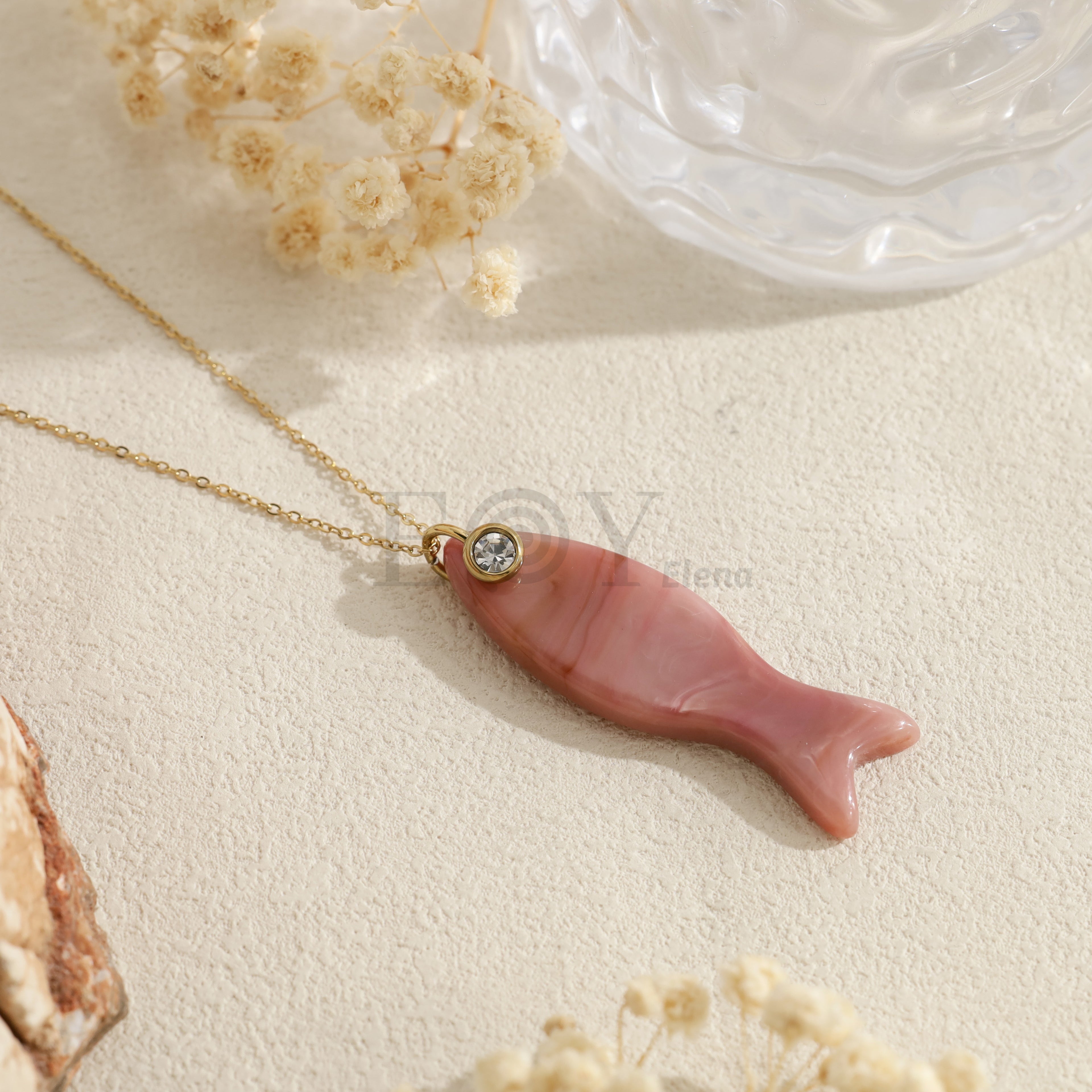 Collar con pez de resina