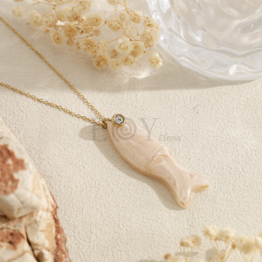 Collar con pez de resina