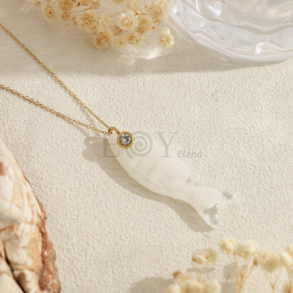 Collar con pez de resina